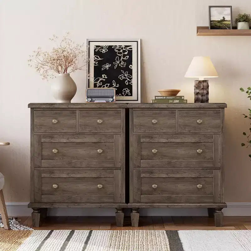 Commode 4 tiroirs avec pieds coniques et finition vieillie