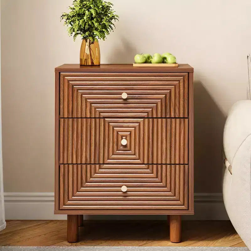 Table de chevet 3 tiroirs avec finition grain de bois et pieds massifs