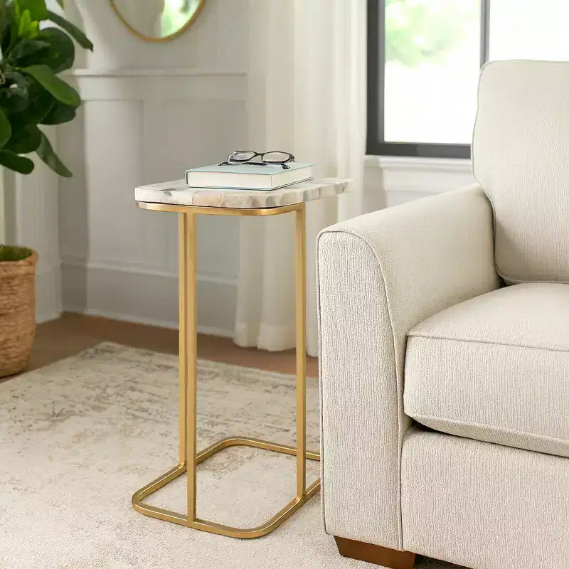 Table d'appoint en métal en forme de C avec plateau en pierre polie