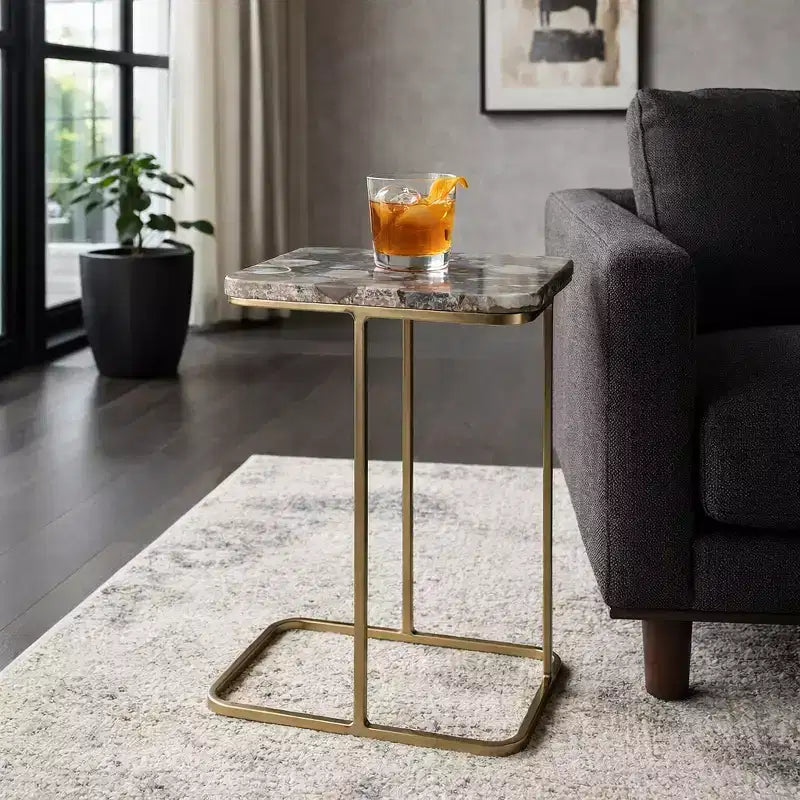 Table d'appoint en métal en forme de C avec plateau en pierre polie