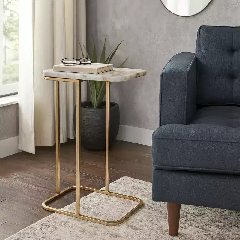 Table d'appoint en métal en forme de C avec plateau en pierre polie