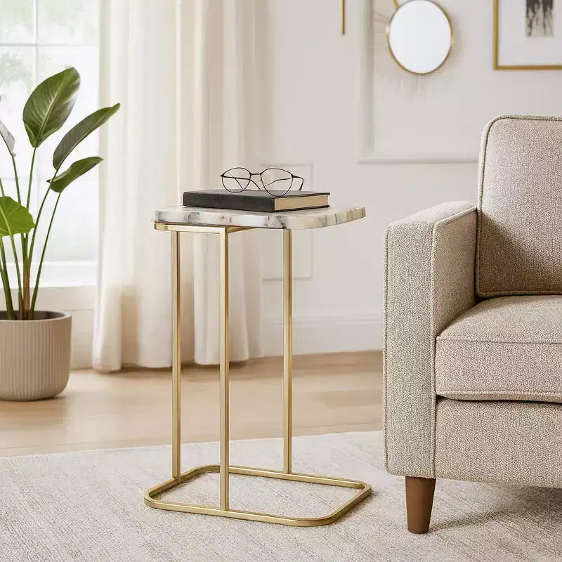 Table d'appoint en métal en forme de C avec plateau en pierre polie