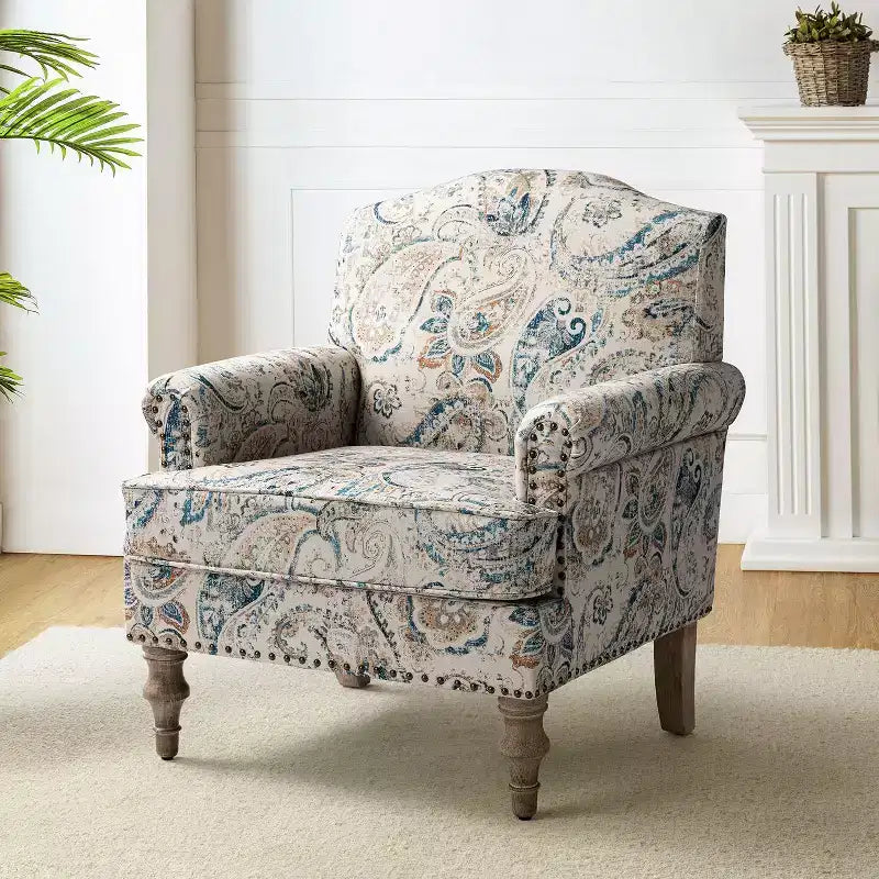 Fauteuil rembourré en bois avec motif floral, accoudoirs à panneaux et dossier en forme de bosse de chameau.
