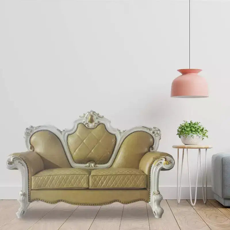 Causeuse capitonnée avec cadre sculpté et coussins décoratifs