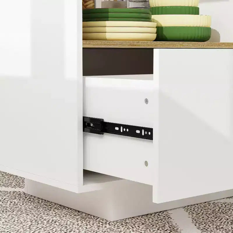 Îlot de cuisine avec plateau aspect bois, tiroirs et portes de placard