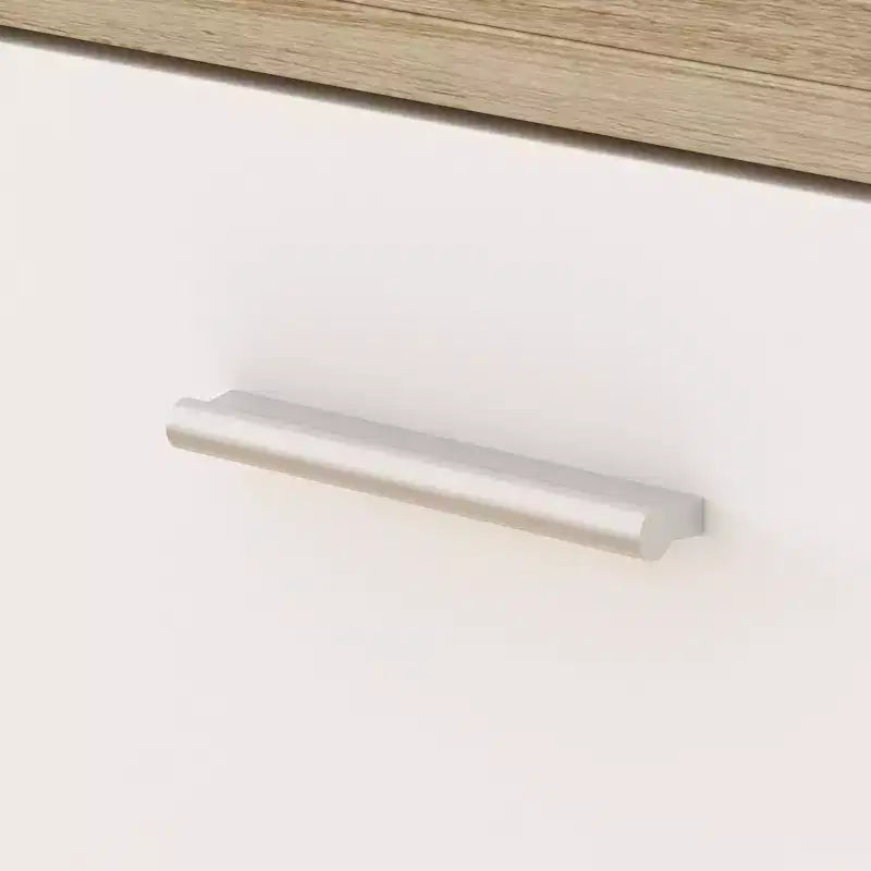 Îlot de cuisine avec plateau aspect bois, tiroirs et portes de placard