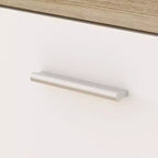 Îlot de cuisine avec plateau aspect bois, tiroirs et portes de placard