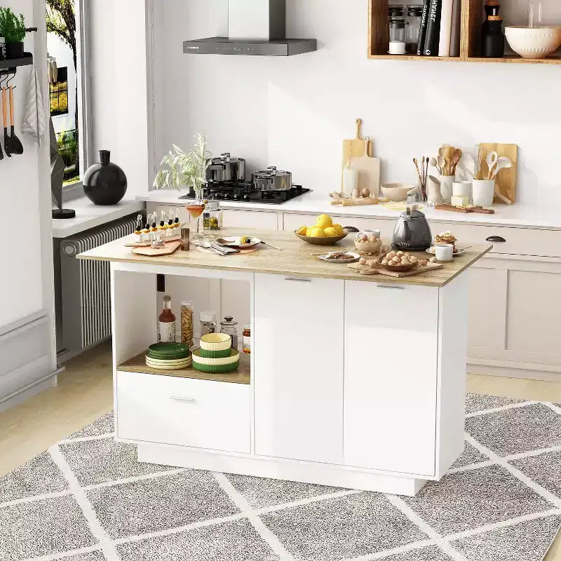 Îlot de cuisine avec plateau aspect bois, tiroirs et portes de placard