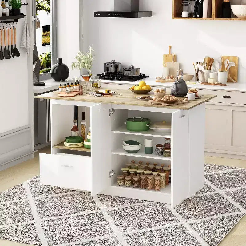 Îlot de cuisine avec plateau aspect bois, tiroirs et portes de placard