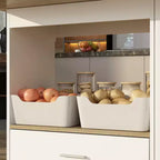 Îlot de cuisine avec plateau aspect bois, tiroirs et portes de placard