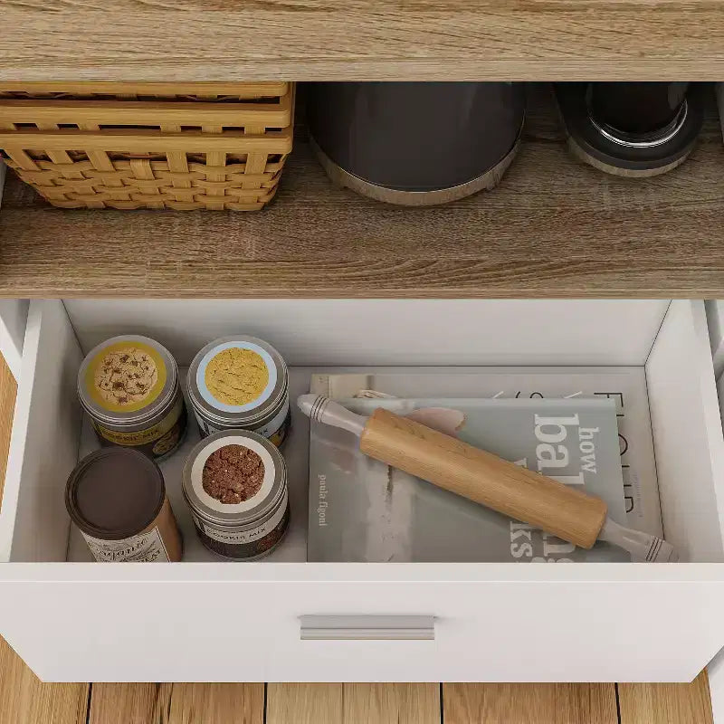 Îlot de cuisine avec plateau aspect bois, tiroirs et portes de placard