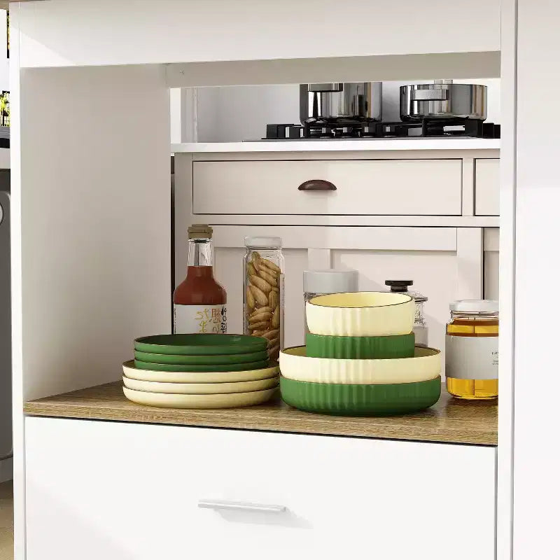 Îlot de cuisine avec plateau aspect bois, tiroirs et portes de placard